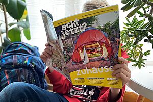 Kind liest Kindermagazin "echt jetzt?" zum Thema "Zuhause"