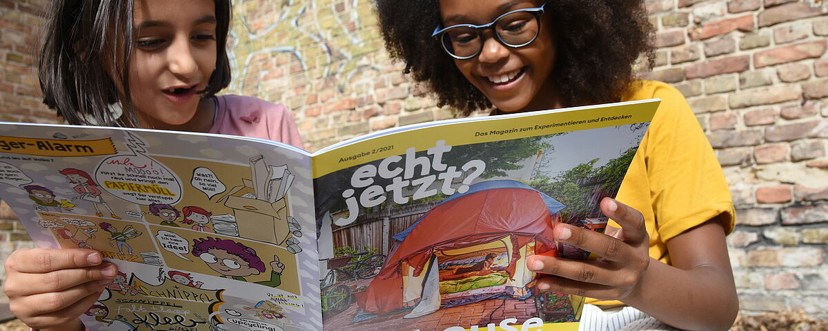 Kinder lesen im Kindermagazin "echt jetzt?" zum Thema "Zuhause"