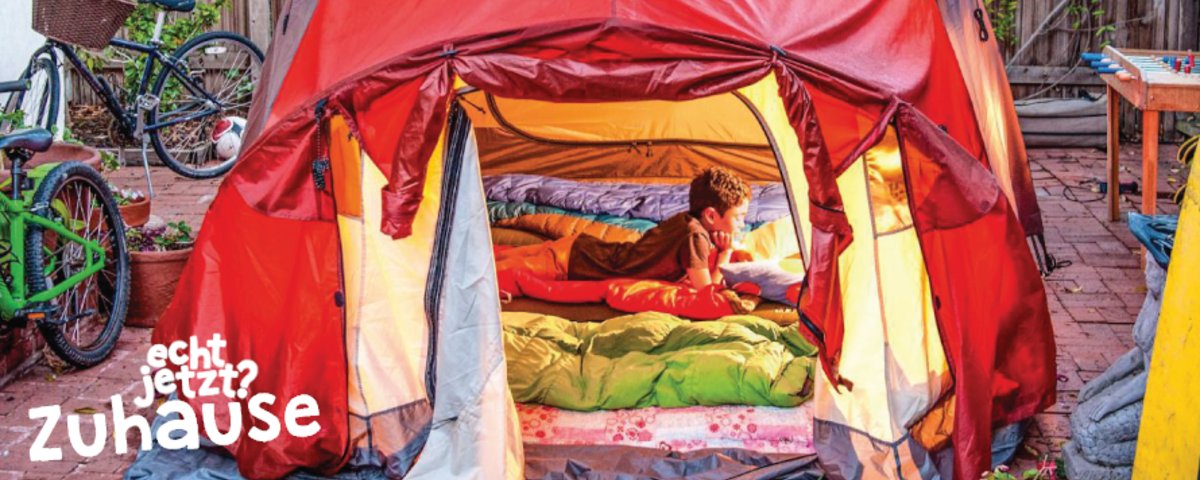 Titelbild des Kindermagazins "echt jetzt?" zum Thema "Zuhause" - Kind liest im Zelt ein Buch 